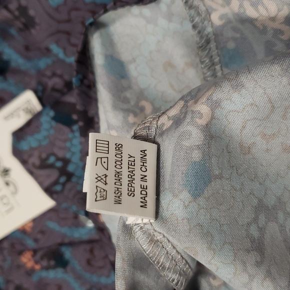 (M) NWT La Mode Gray & Teal Abstract Button-Front V-Neck Top Business Casual - Picture 9 of 10